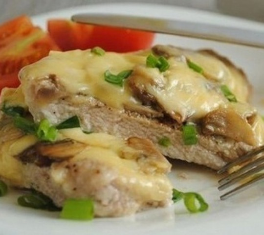 Свинина запеченная с грибами и сыром