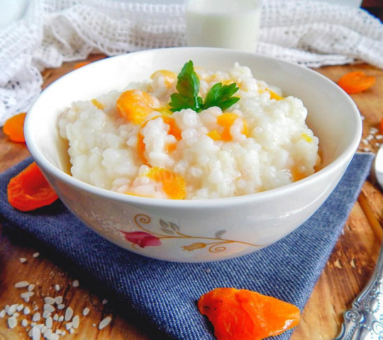 Каша молочная рисовая с курагой